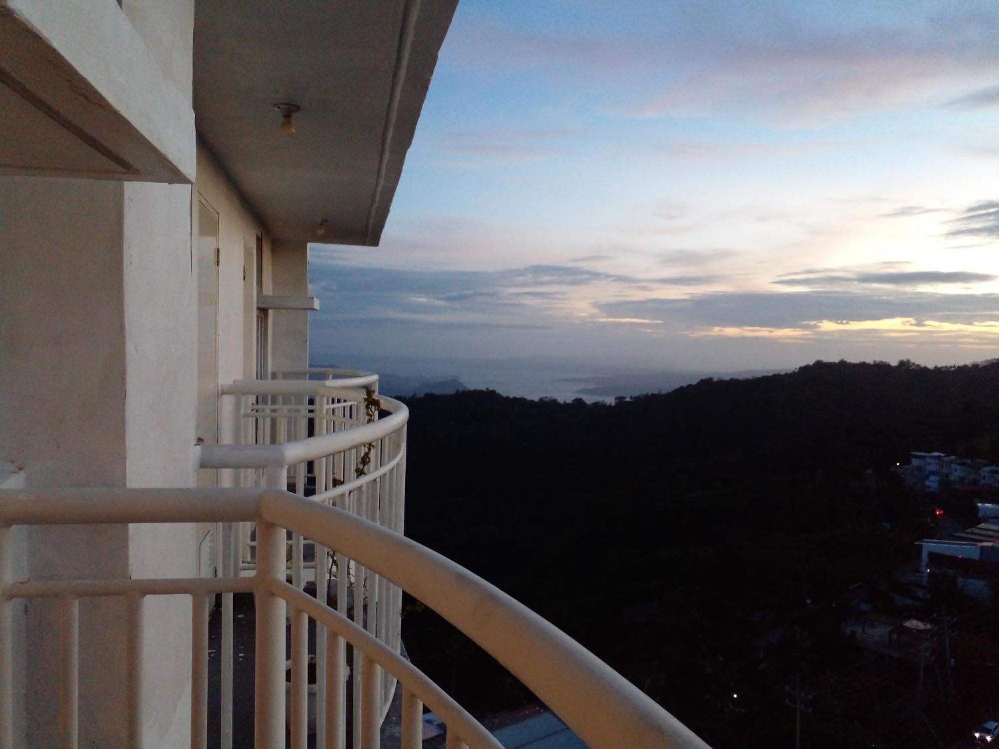 Condo With Free Swimming Pool & Viewing Deck Tagaytay City Room photo